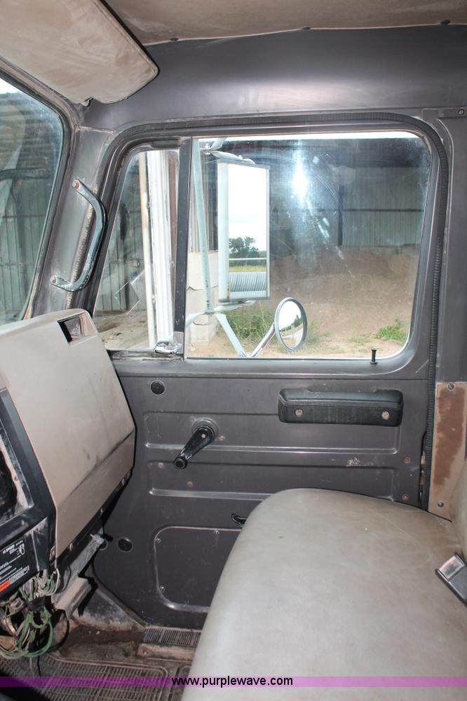 image for item H8115 1993 International 4900 dump truck