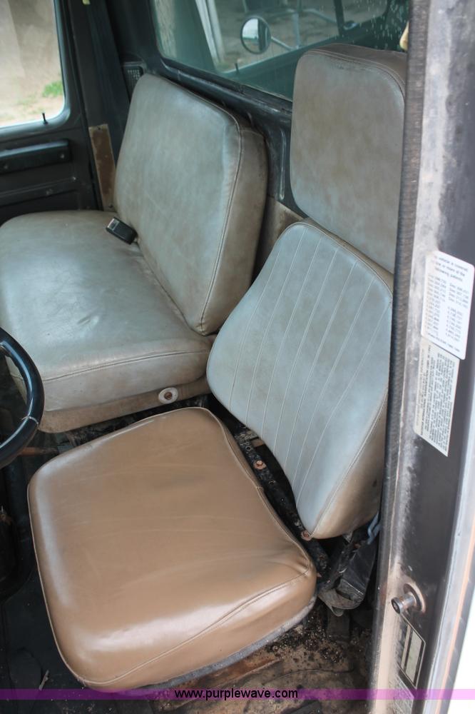 image for item H8115 1993 International 4900 dump truck