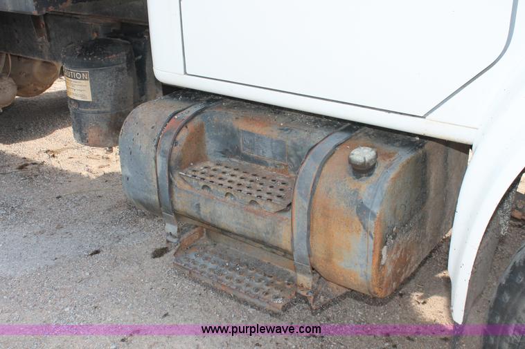 image for item H8115 1993 International 4900 dump truck