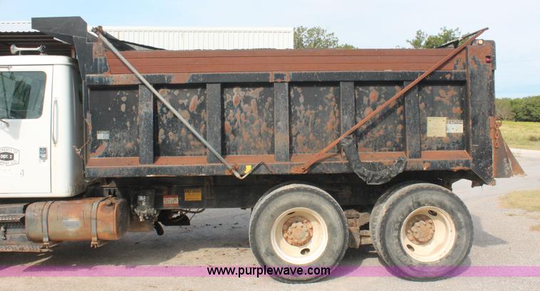 image for item H8115 1993 International 4900 dump truck
