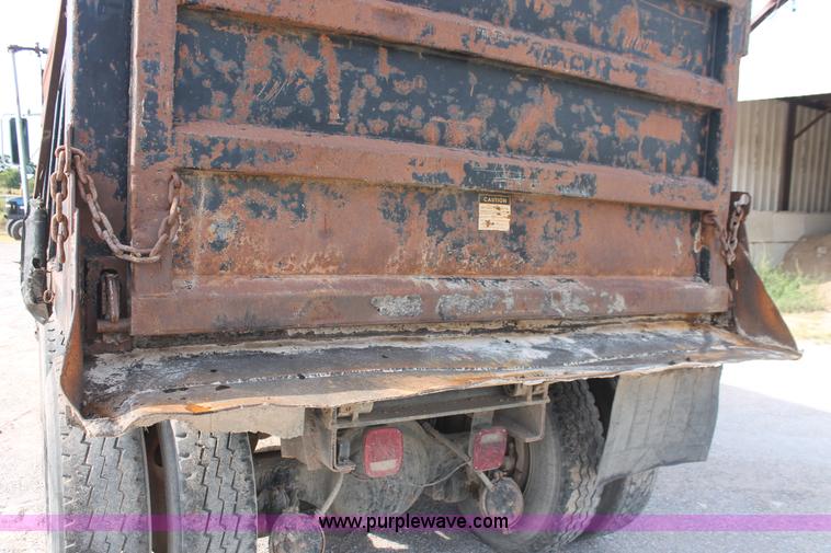 image for item H8115 1993 International 4900 dump truck