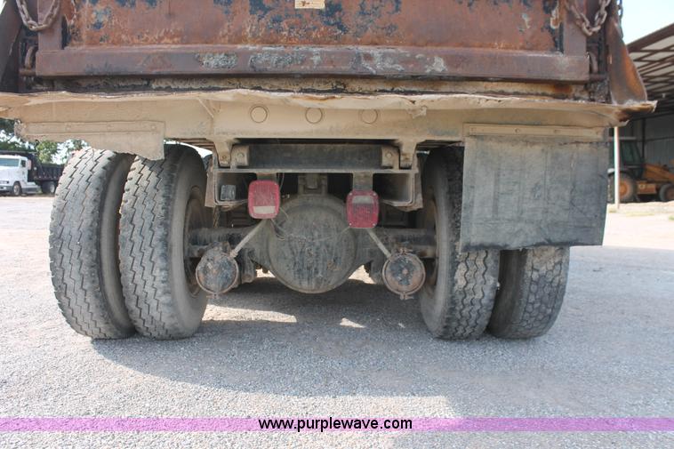 image for item H8115 1993 International 4900 dump truck