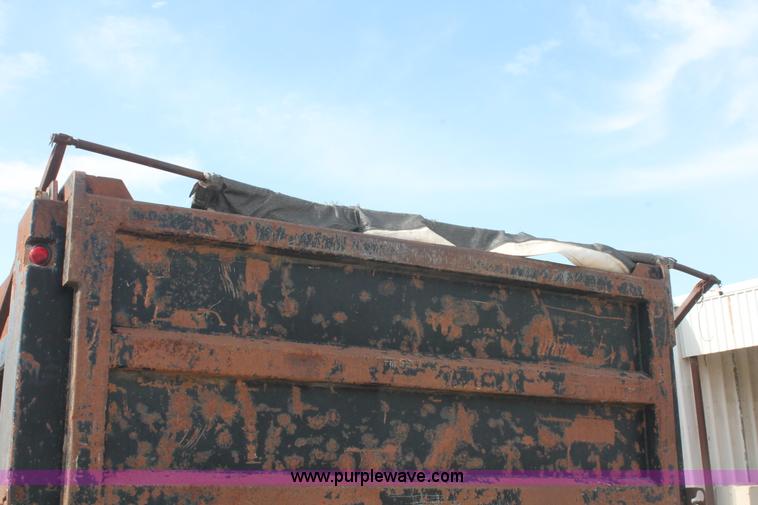 image for item H8115 1993 International 4900 dump truck