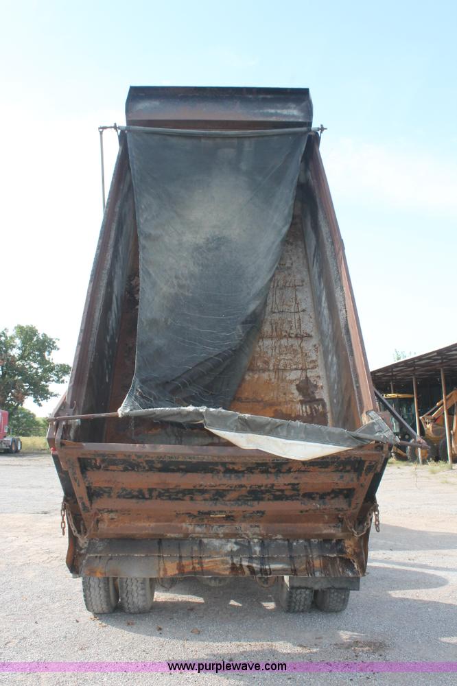 image for item H8115 1993 International 4900 dump truck