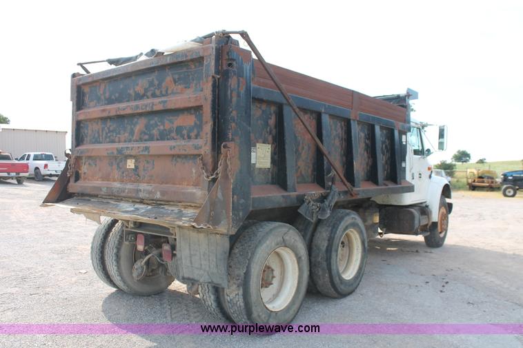 image for item H8115 1993 International 4900 dump truck
