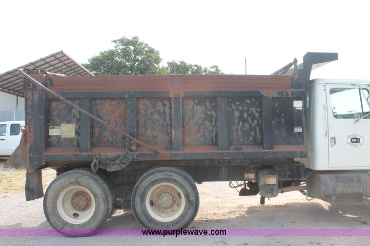 image for item H8115 1993 International 4900 dump truck