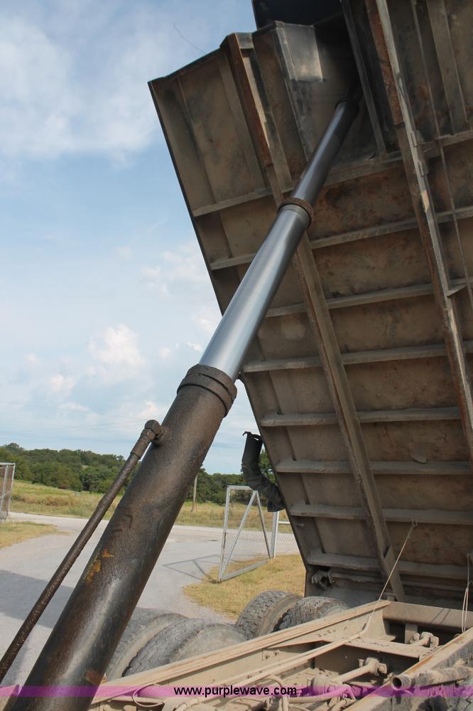 image for item H8115 1993 International 4900 dump truck