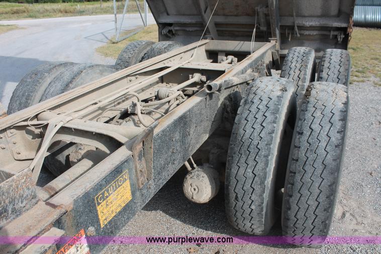 image for item H8115 1993 International 4900 dump truck