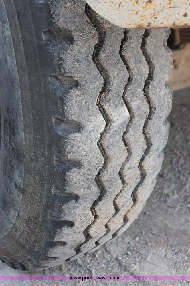 image for item H8115 1993 International 4900 dump truck