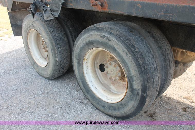 image for item H8115 1993 International 4900 dump truck