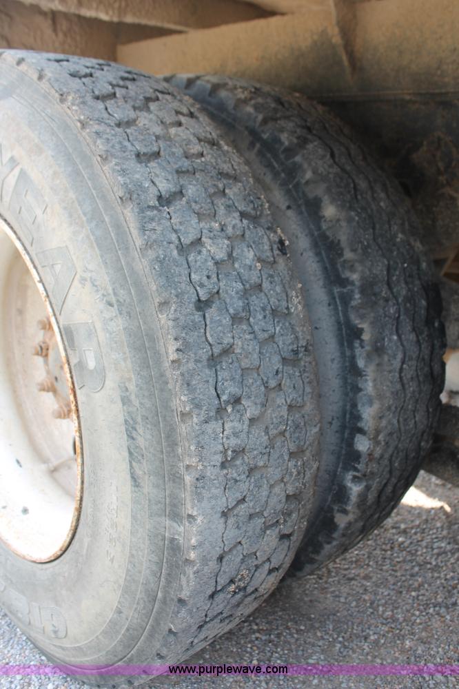 image for item H8115 1993 International 4900 dump truck