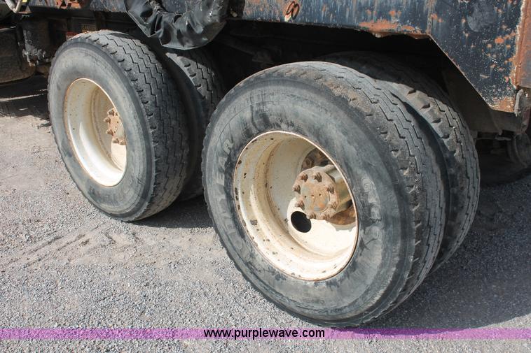 image for item H8115 1993 International 4900 dump truck