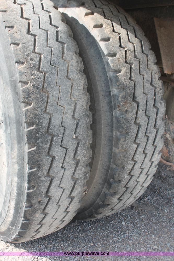 image for item H8115 1993 International 4900 dump truck