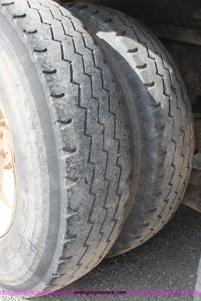 image for item H8115 1993 International 4900 dump truck