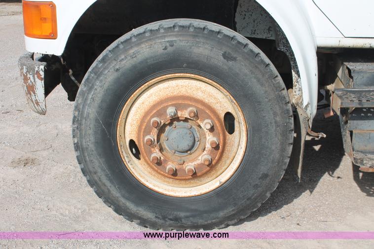 image for item H8115 1993 International 4900 dump truck