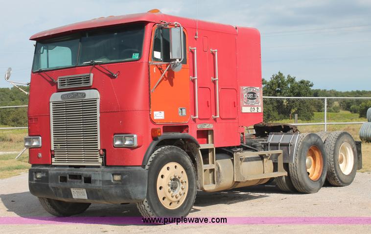 image for item H8116 1990 Freightliner FLA086 semi truck