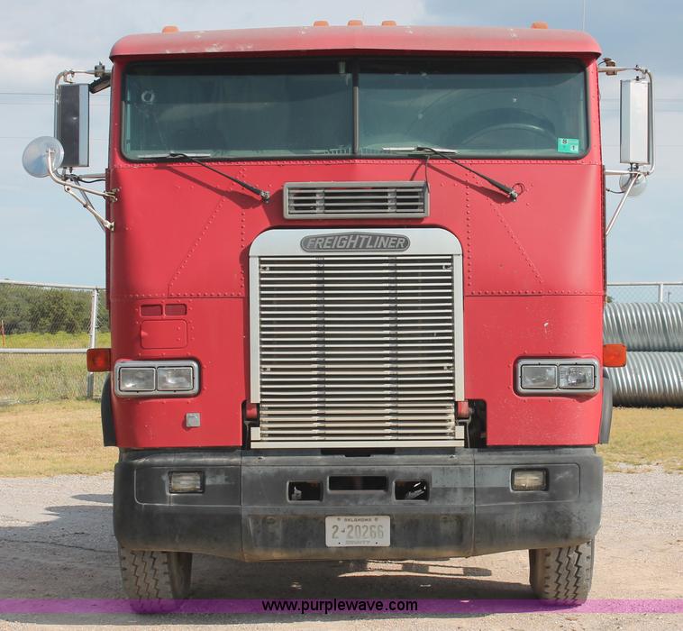 image for item H8116 1990 Freightliner FLA086 semi truck