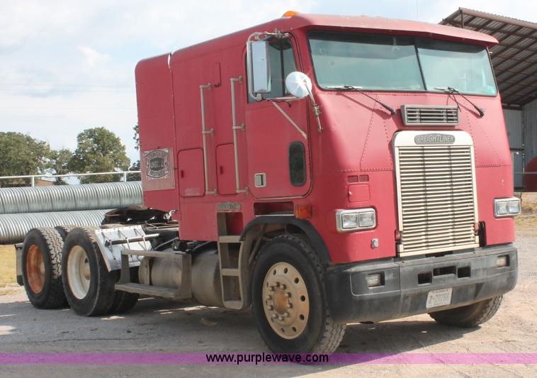 image for item H8116 1990 Freightliner FLA086 semi truck