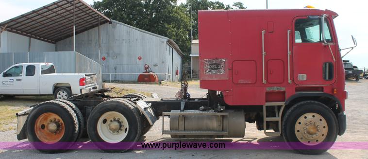 image for item H8116 1990 Freightliner FLA086 semi truck