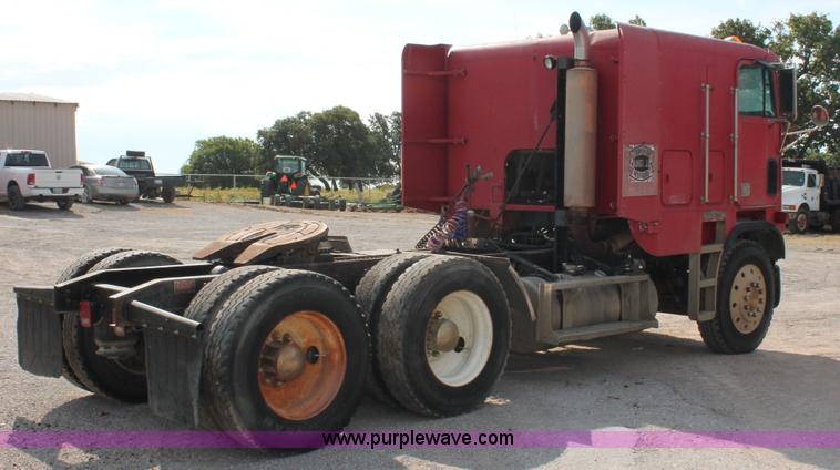 image for item H8116 1990 Freightliner FLA086 semi truck