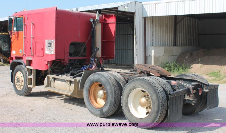 image for item H8116 1990 Freightliner FLA086 semi truck