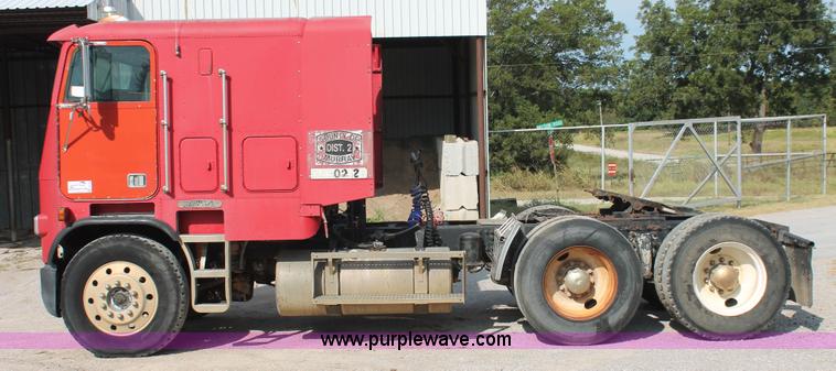 image for item H8116 1990 Freightliner FLA086 semi truck