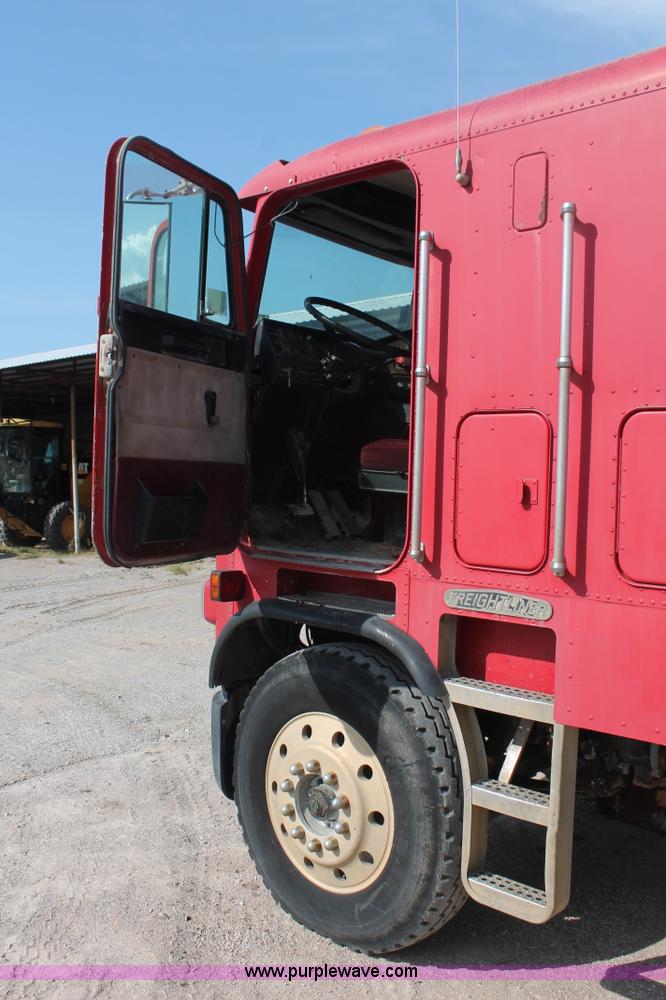 image for item H8116 1990 Freightliner FLA086 semi truck