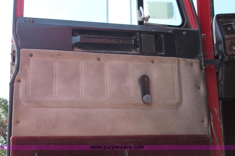 image for item H8116 1990 Freightliner FLA086 semi truck