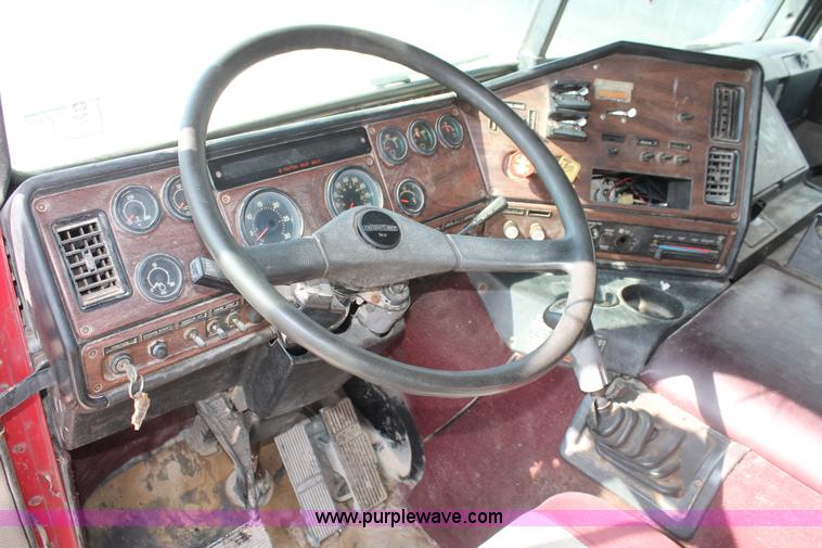 image for item H8116 1990 Freightliner FLA086 semi truck