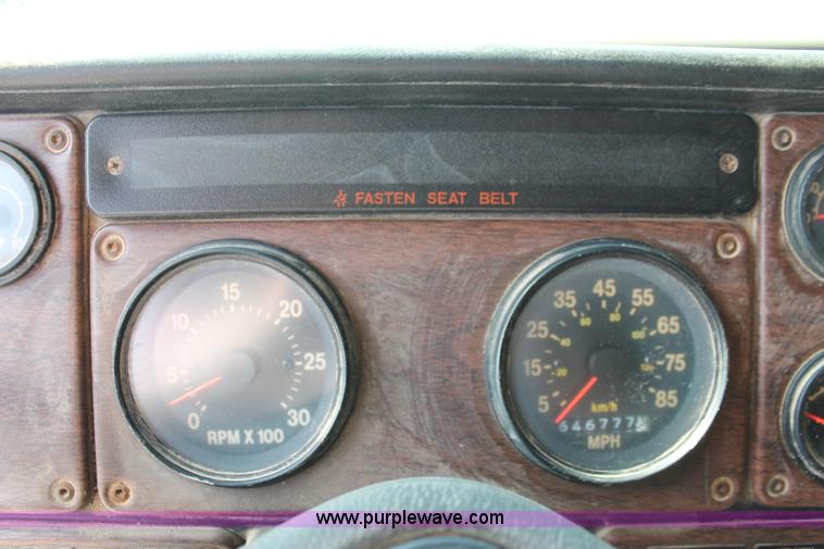 image for item H8116 1990 Freightliner FLA086 semi truck