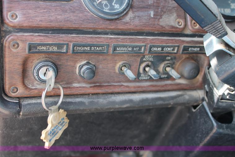 image for item H8116 1990 Freightliner FLA086 semi truck