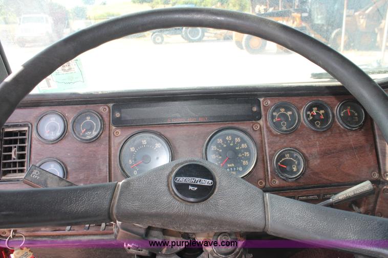 image for item H8116 1990 Freightliner FLA086 semi truck