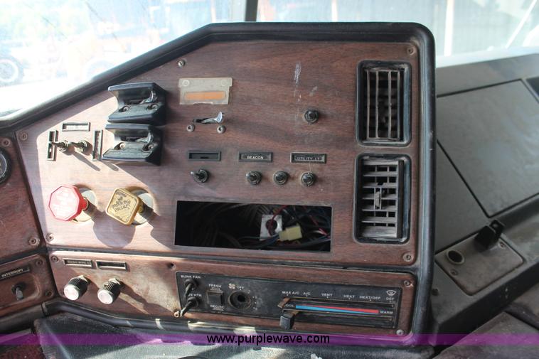 image for item H8116 1990 Freightliner FLA086 semi truck