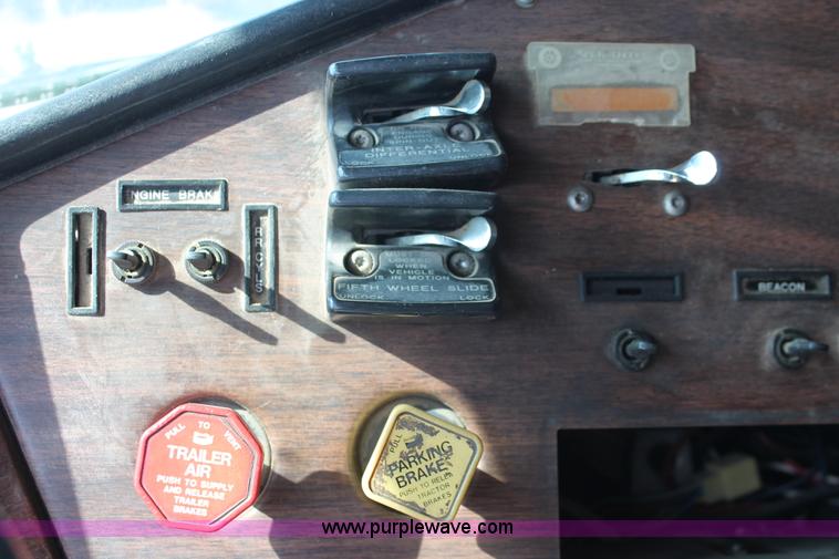 image for item H8116 1990 Freightliner FLA086 semi truck