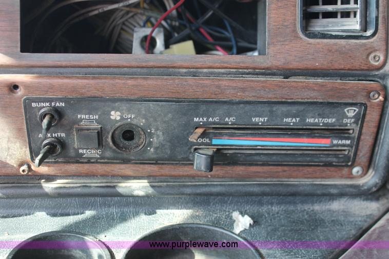 image for item H8116 1990 Freightliner FLA086 semi truck