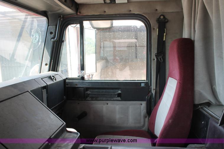 image for item H8116 1990 Freightliner FLA086 semi truck