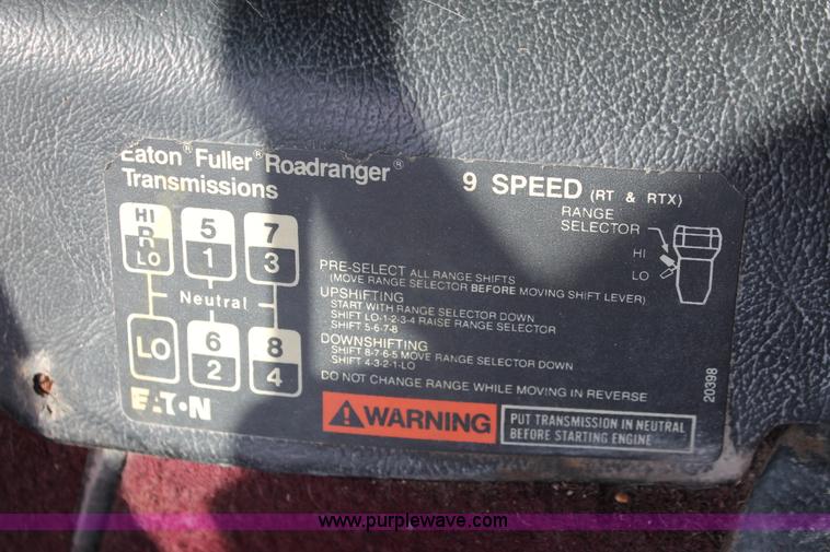 image for item H8116 1990 Freightliner FLA086 semi truck