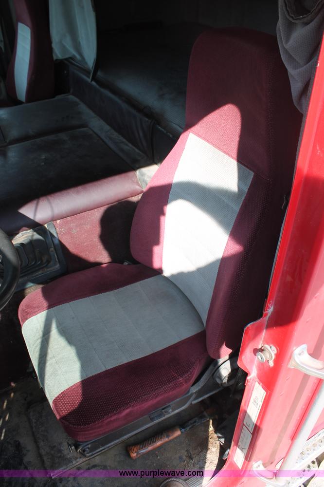 image for item H8116 1990 Freightliner FLA086 semi truck