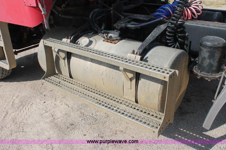 image for item H8116 1990 Freightliner FLA086 semi truck