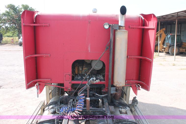 image for item H8116 1990 Freightliner FLA086 semi truck