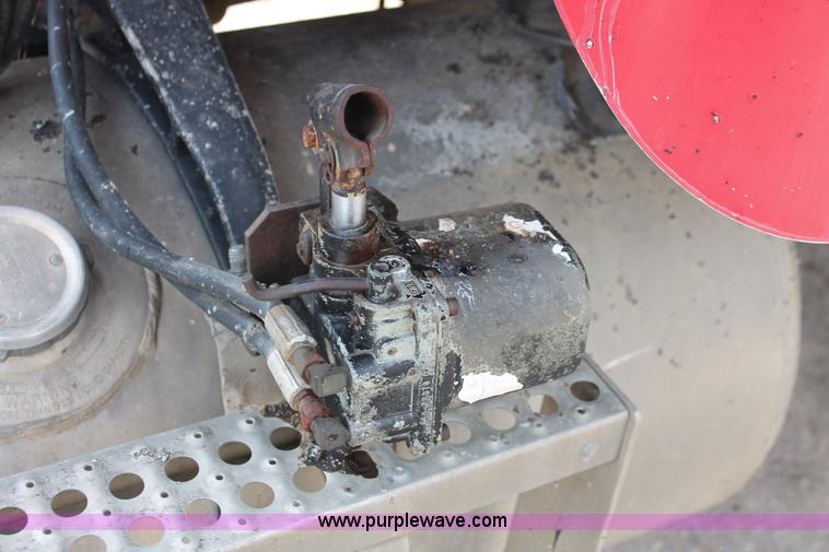 image for item H8116 1990 Freightliner FLA086 semi truck