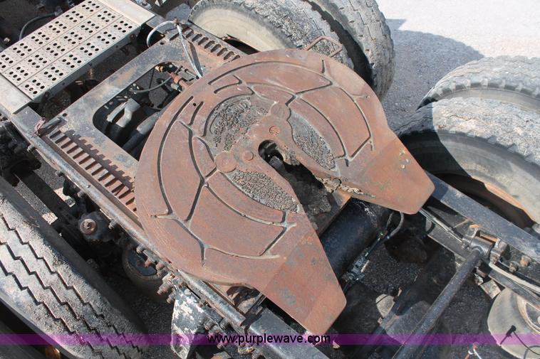 image for item H8116 1990 Freightliner FLA086 semi truck