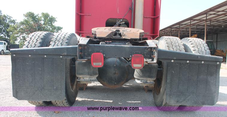 image for item H8116 1990 Freightliner FLA086 semi truck