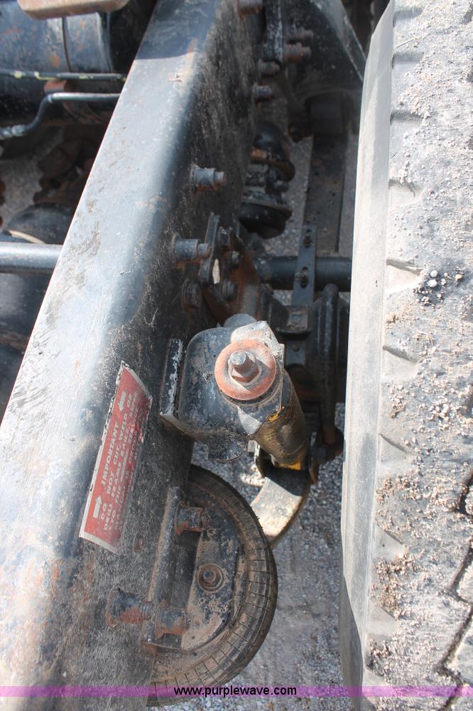 image for item H8116 1990 Freightliner FLA086 semi truck