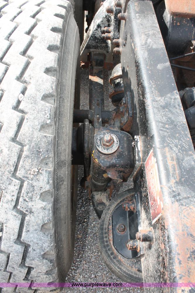 image for item H8116 1990 Freightliner FLA086 semi truck