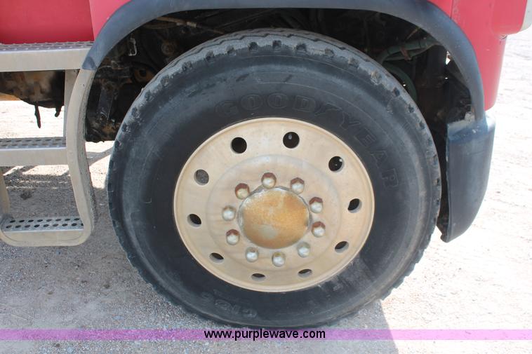 image for item H8116 1990 Freightliner FLA086 semi truck