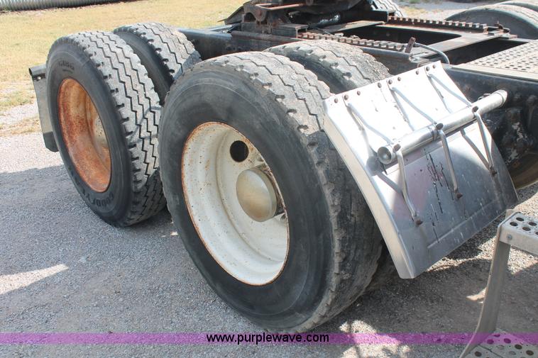 image for item H8116 1990 Freightliner FLA086 semi truck