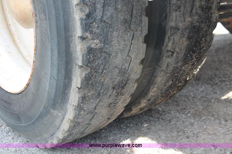 image for item H8116 1990 Freightliner FLA086 semi truck