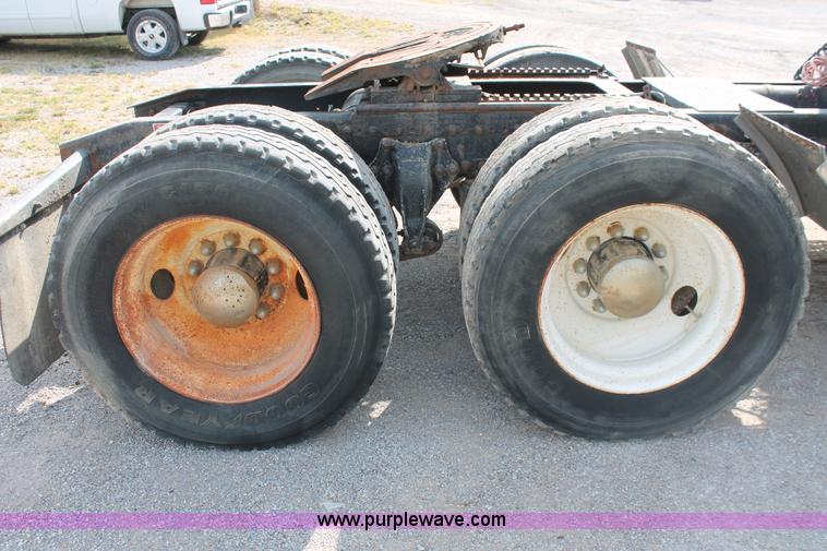 image for item H8116 1990 Freightliner FLA086 semi truck