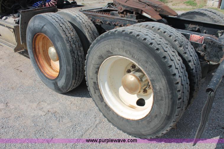 image for item H8116 1990 Freightliner FLA086 semi truck